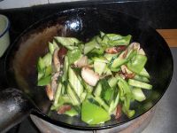 青椒黄瓜炒香菇