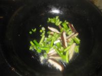 蒜苗香菇炒馒头