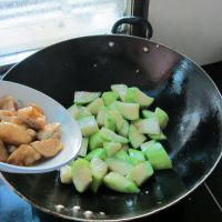 油豆腐煮丝瓜