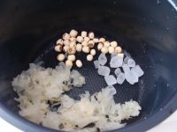 芒果莲子银耳羹