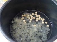 芒果莲子银耳羹