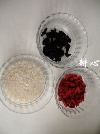 枸杞首乌粥