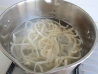 辣皮子滚肉拌面