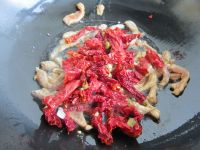 辣皮子滚肉拌面