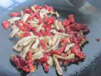 辣皮子滚肉拌面