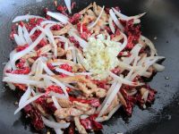 辣皮子滚肉拌面