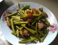 五花肉炒蒜苔