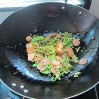 咸豆角炒肉花肠