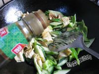 黄瓜柿子椒炒油豆皮