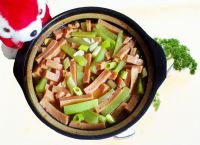 砂锅莴笋午餐肉