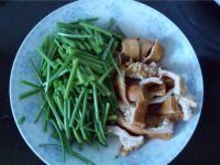 韭菜苔炒肥肠头