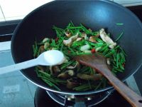 韭菜苔炒肥肠头