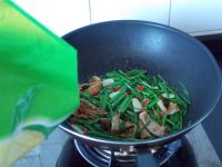 韭菜苔炒肥肠头