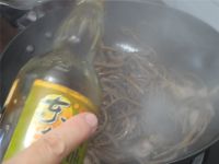 五花肉炖茶树菇