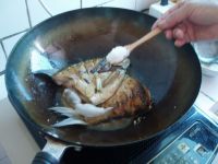 金针菜黑木耳红烧鳊鱼