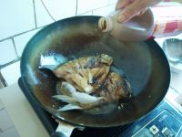 金针菜黑木耳红烧鳊鱼
