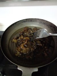 黑木耳拌芹菜叶
