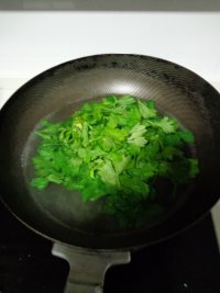 黑木耳拌芹菜叶