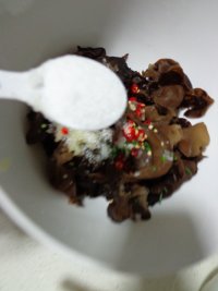 黑木耳拌芹菜叶