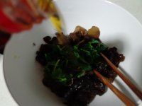 黑木耳拌芹菜叶