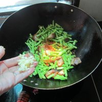 菜梗炒腊肉