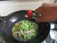 芹菜焖黄花鱼