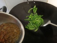 卤牛肉炒油麦菜