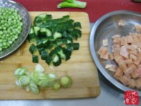 豌豆炒鸡丁