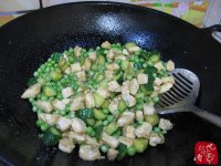 豌豆炒鸡丁