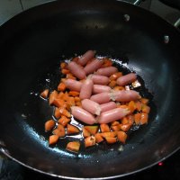 胡萝卜烧热狗肠