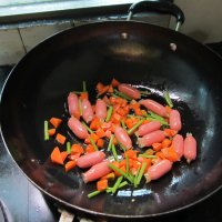 胡萝卜烧热狗肠