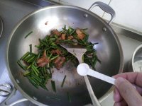猪肉炒韭菜苔