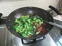 腩肉腊肠炒西兰花