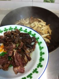 酱油肉炒豆干