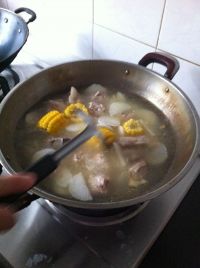 玉米萝卜排骨汤