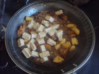 土豆炖鸡肉