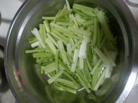 腊肠炒芹菜