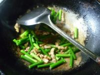 蒜薹五花肉炒年糕