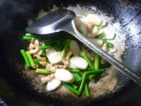 蒜薹五花肉炒年糕