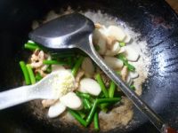 蒜薹五花肉炒年糕