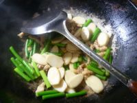 蒜薹五花肉炒年糕