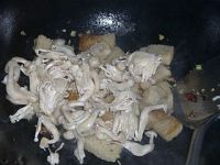 白玉菇烩烤麸