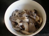 芹菜叶蘑菇肉丝汤
