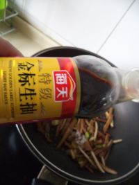 青椒香干炒拉皮