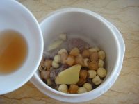 莲子干贝炖瘦肉