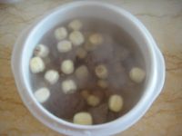 莲子干贝炖瘦肉