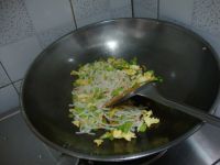 芹菜鸡蛋炒面