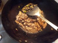 口蘑肉片盖浇饭