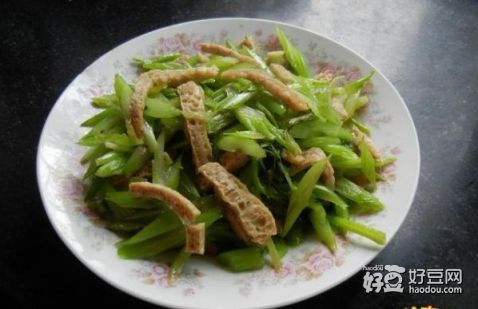 脆皮豆腐炒芹菜