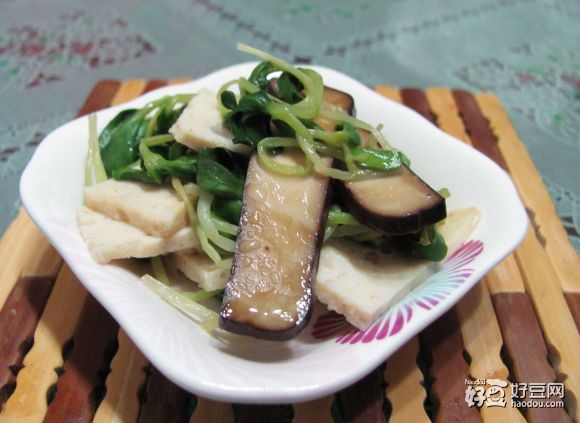 鸡蛋干虾糕炒黑豆芽